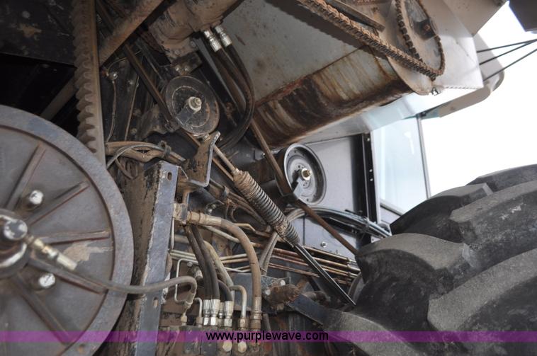image for item G7284 2000 Gleaner R62 combine