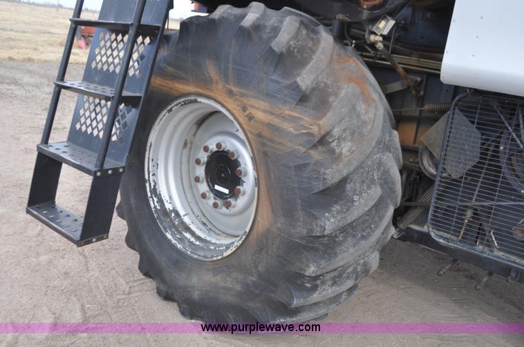 image for item G7284 2000 Gleaner R62 combine