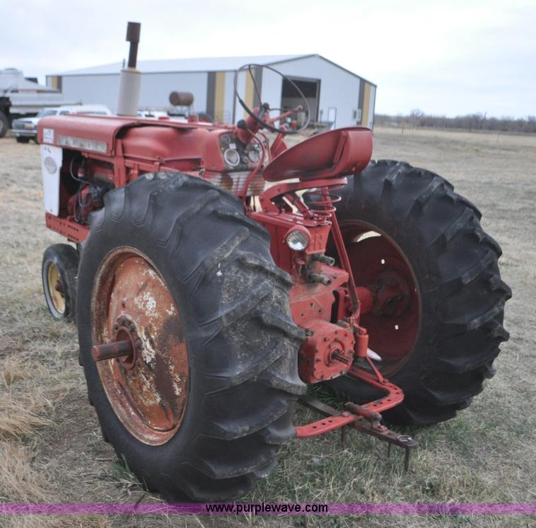 image for item G7296 1958 International 460 tractor