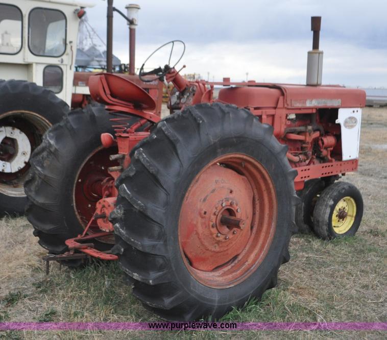 image for item G7296 1958 International 460 tractor