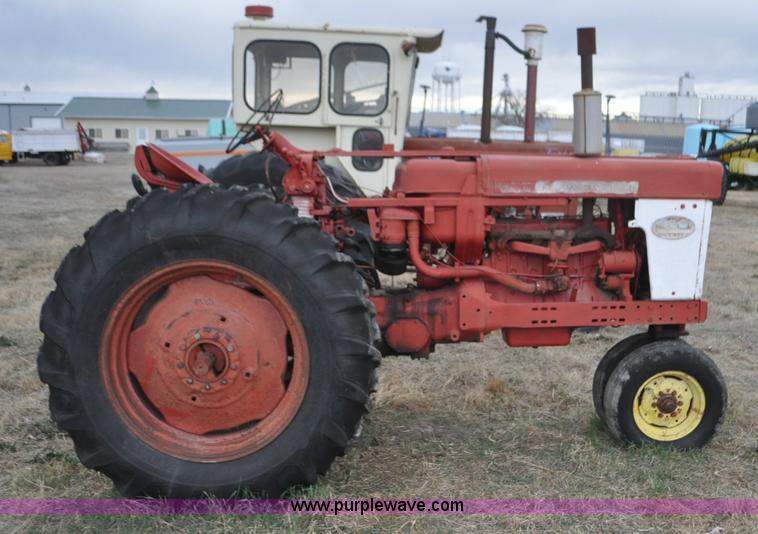 image for item G7296 1958 International 460 tractor