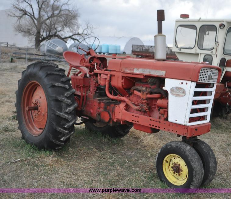 image for item G7296 1958 International 460 tractor