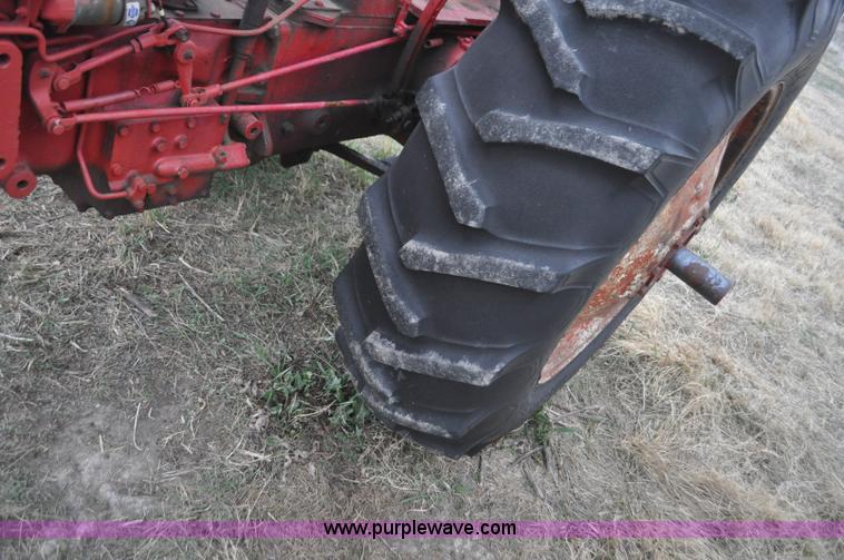 image for item G7296 1958 International 460 tractor