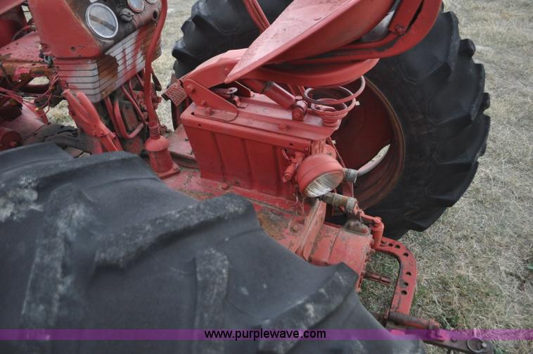 image for item G7296 1958 International 460 tractor