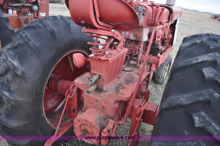 image for item G7296 1958 International 460 tractor