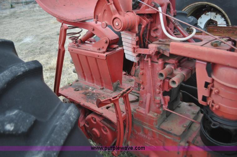 image for item G7296 1958 International 460 tractor