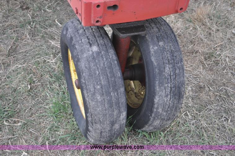 image for item G7296 1958 International 460 tractor