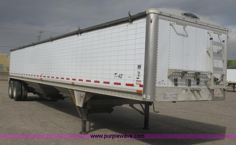 image for item J2833 2002 Wilson DWH-400 Pace Setter double hopper bottom grain trailer