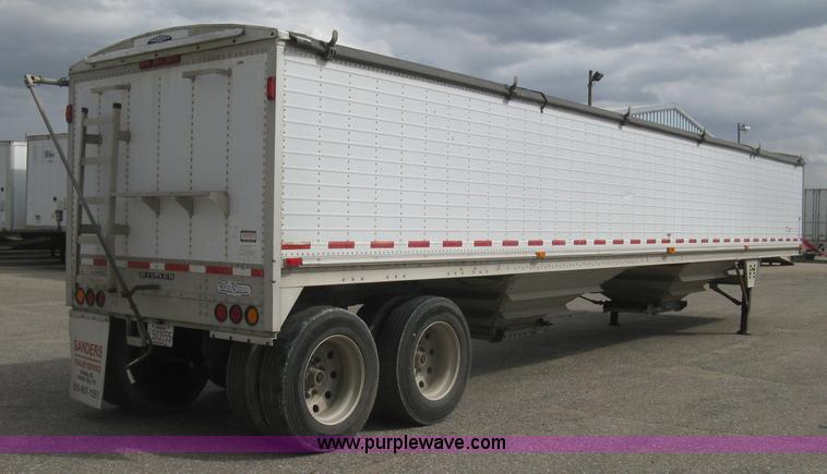 image for item J2833 2002 Wilson DWH-400 Pace Setter double hopper bottom grain trailer