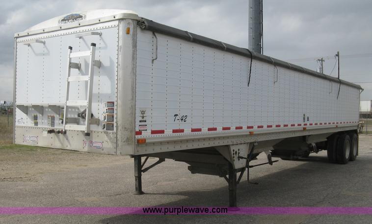 image for item J2833 2002 Wilson DWH-400 Pace Setter double hopper bottom grain trailer