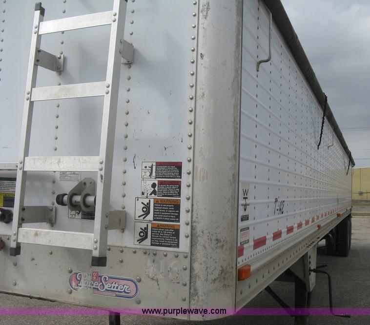 image for item J2833 2002 Wilson DWH-400 Pace Setter double hopper bottom grain trailer