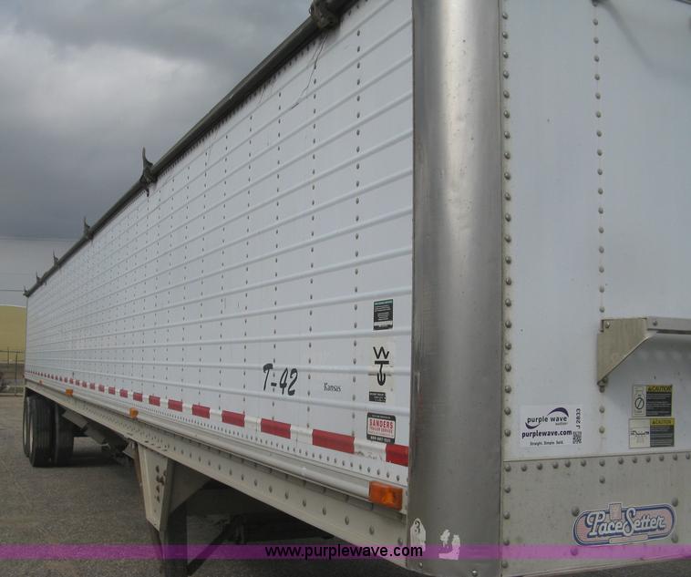 image for item J2833 2002 Wilson DWH-400 Pace Setter double hopper bottom grain trailer