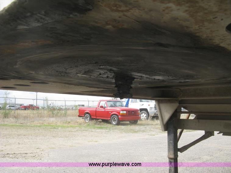 image for item J2833 2002 Wilson DWH-400 Pace Setter double hopper bottom grain trailer