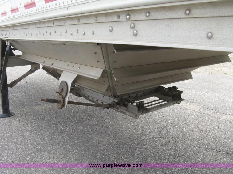 image for item J2833 2002 Wilson DWH-400 Pace Setter double hopper bottom grain trailer