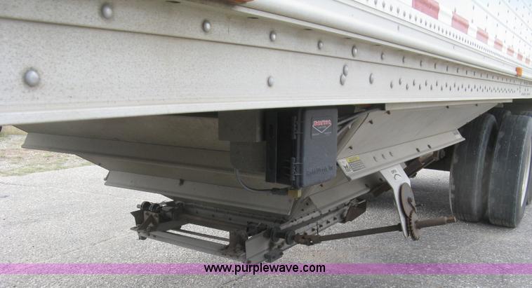 image for item J2833 2002 Wilson DWH-400 Pace Setter double hopper bottom grain trailer