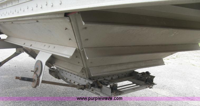 image for item J2833 2002 Wilson DWH-400 Pace Setter double hopper bottom grain trailer