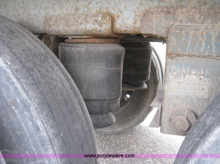 image for item J2833 2002 Wilson DWH-400 Pace Setter double hopper bottom grain trailer