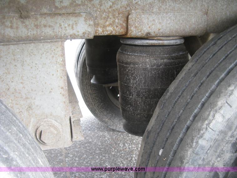 image for item J2833 2002 Wilson DWH-400 Pace Setter double hopper bottom grain trailer