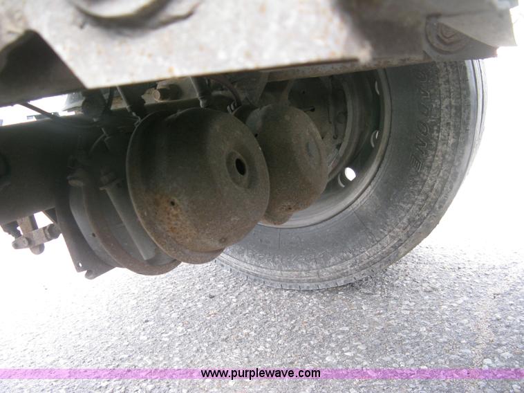 image for item J2833 2002 Wilson DWH-400 Pace Setter double hopper bottom grain trailer