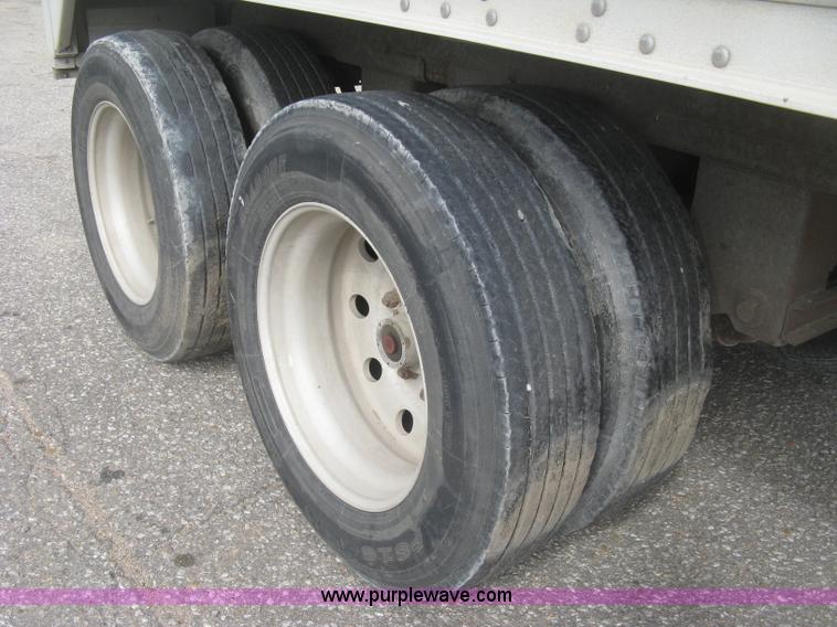 image for item J2833 2002 Wilson DWH-400 Pace Setter double hopper bottom grain trailer