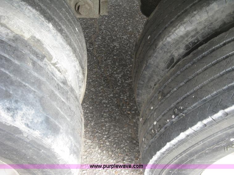 image for item J2833 2002 Wilson DWH-400 Pace Setter double hopper bottom grain trailer