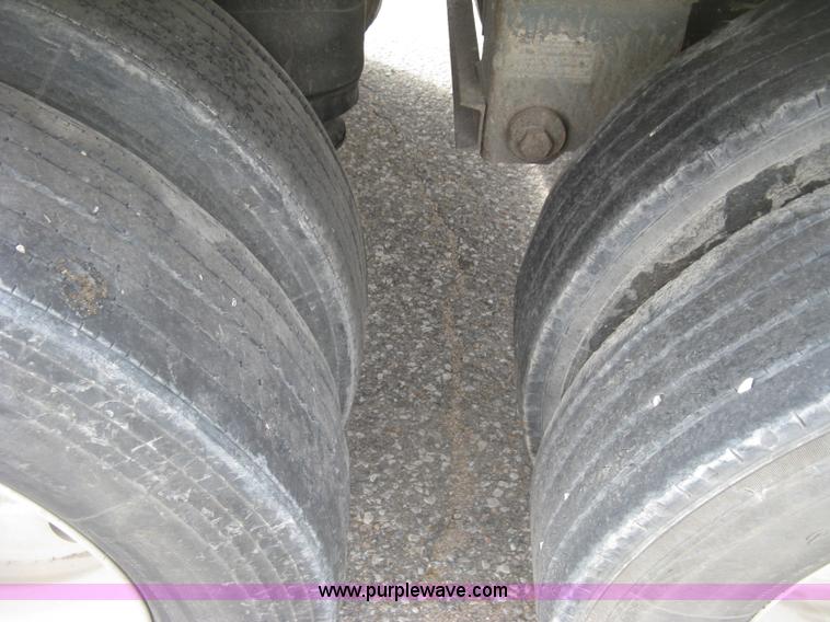 image for item J2833 2002 Wilson DWH-400 Pace Setter double hopper bottom grain trailer