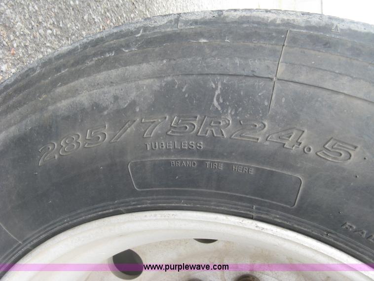 image for item J2833 2002 Wilson DWH-400 Pace Setter double hopper bottom grain trailer