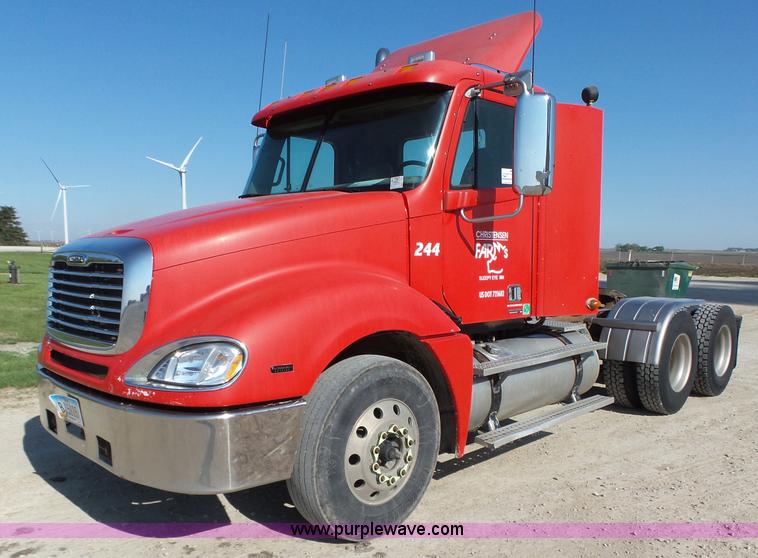 image for item K2247 2007 Freightliner Columbia semi truck