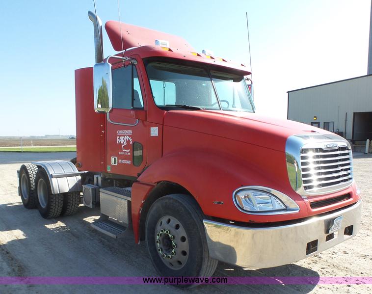image for item K2247 2007 Freightliner Columbia semi truck