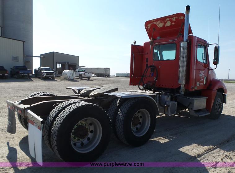 image for item K2247 2007 Freightliner Columbia semi truck