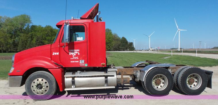 image for item K2247 2007 Freightliner Columbia semi truck