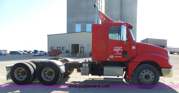 image for item K2247 2007 Freightliner Columbia semi truck