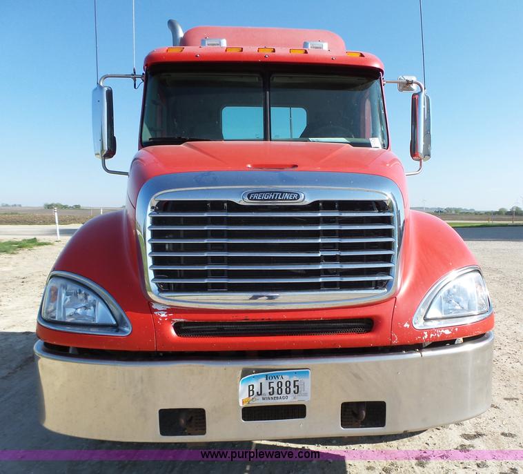 image for item K2247 2007 Freightliner Columbia semi truck