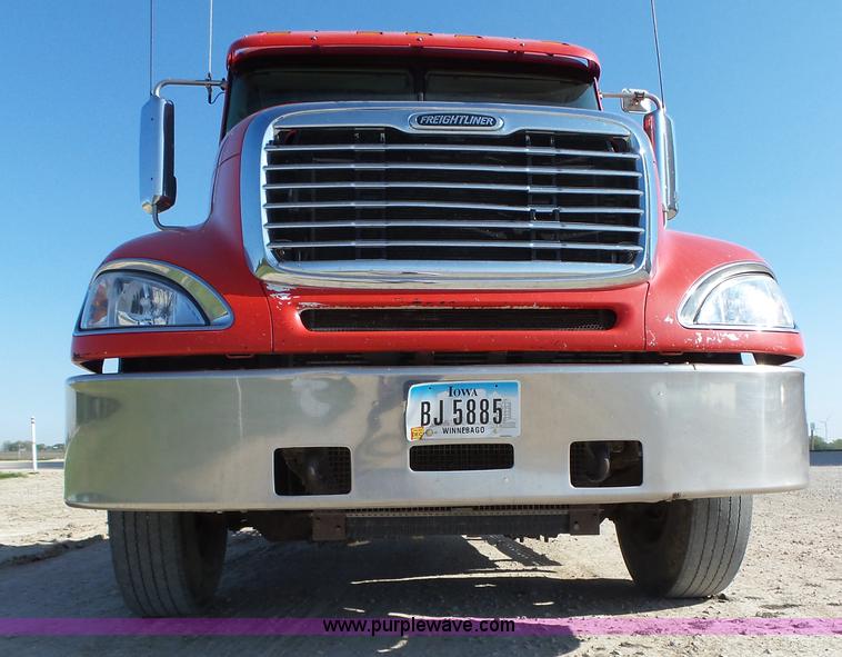 image for item K2247 2007 Freightliner Columbia semi truck