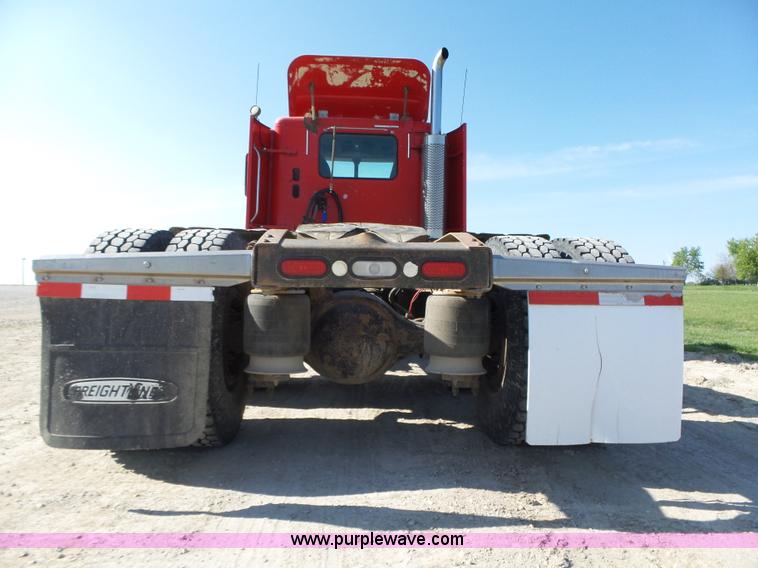 image for item K2247 2007 Freightliner Columbia semi truck