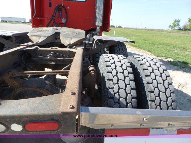 image for item K2247 2007 Freightliner Columbia semi truck