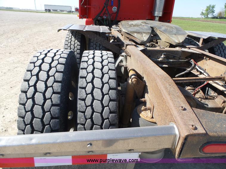 image for item K2247 2007 Freightliner Columbia semi truck