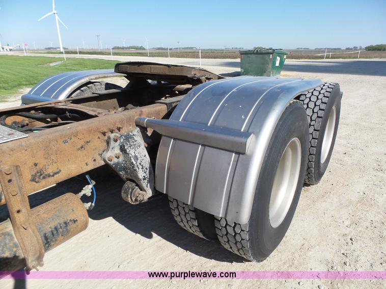 image for item K2247 2007 Freightliner Columbia semi truck