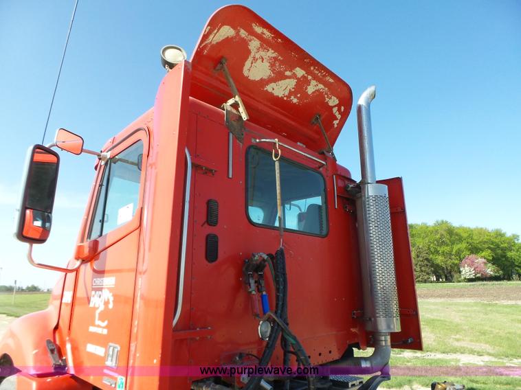 image for item K2247 2007 Freightliner Columbia semi truck