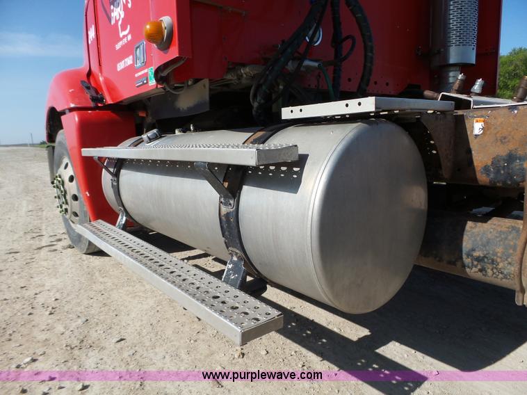 image for item K2247 2007 Freightliner Columbia semi truck