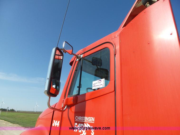 image for item K2247 2007 Freightliner Columbia semi truck