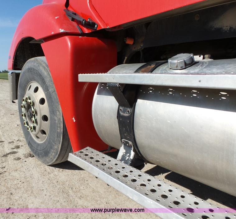 image for item K2247 2007 Freightliner Columbia semi truck