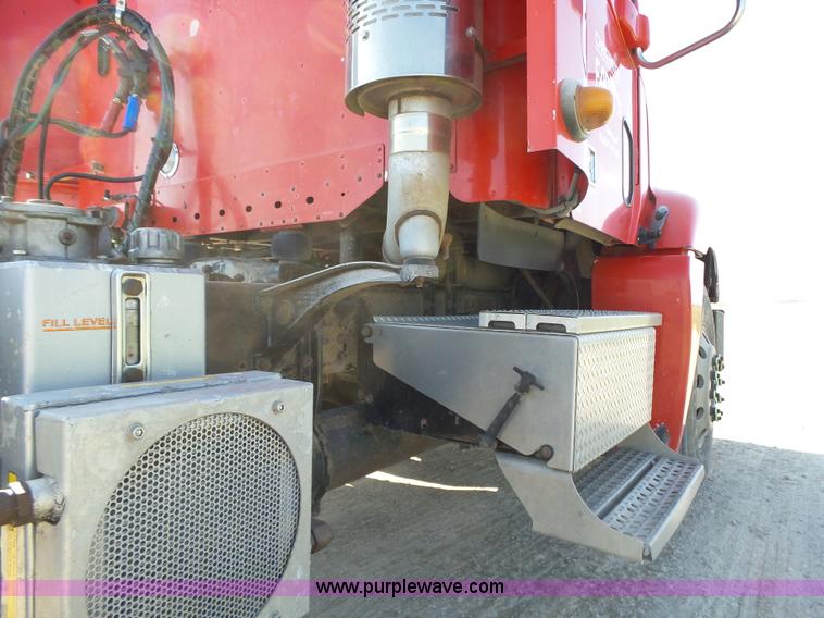 image for item K2247 2007 Freightliner Columbia semi truck