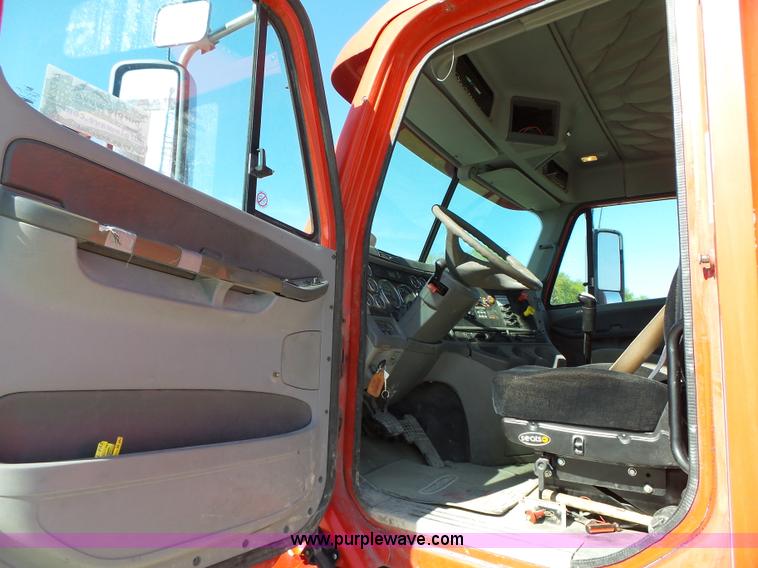 image for item K2247 2007 Freightliner Columbia semi truck