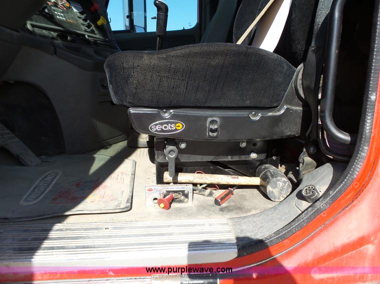 image for item K2247 2007 Freightliner Columbia semi truck