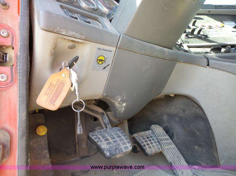 image for item K2247 2007 Freightliner Columbia semi truck