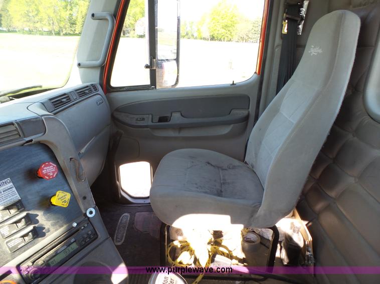 image for item K2247 2007 Freightliner Columbia semi truck