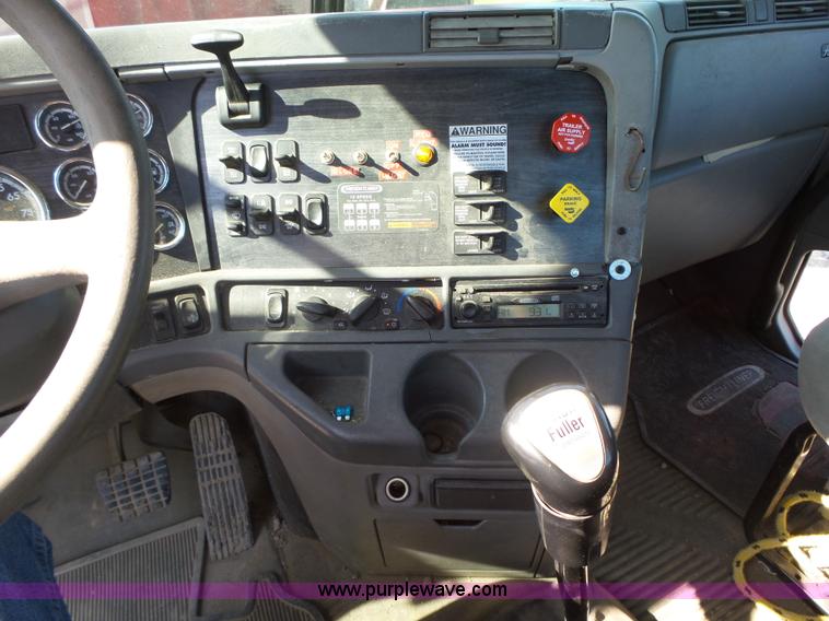 image for item K2247 2007 Freightliner Columbia semi truck