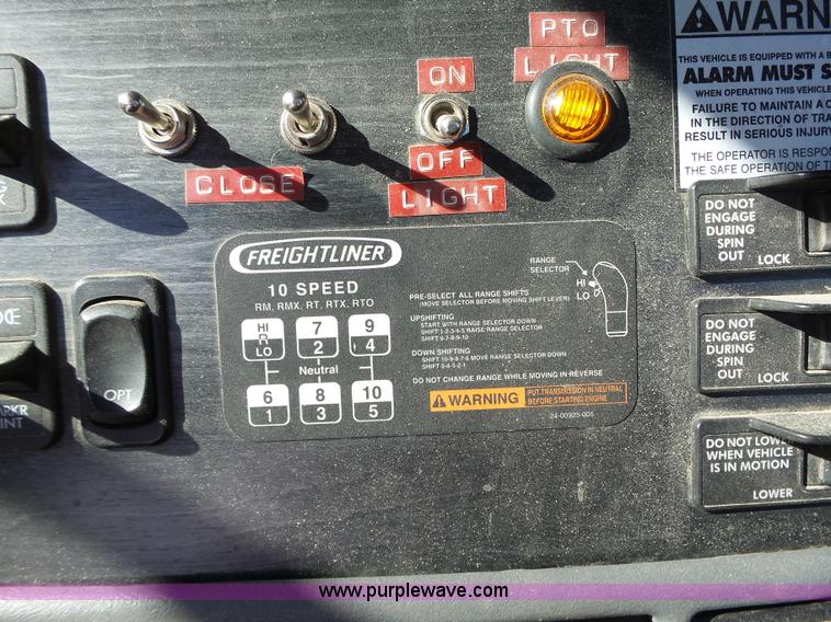 image for item K2247 2007 Freightliner Columbia semi truck