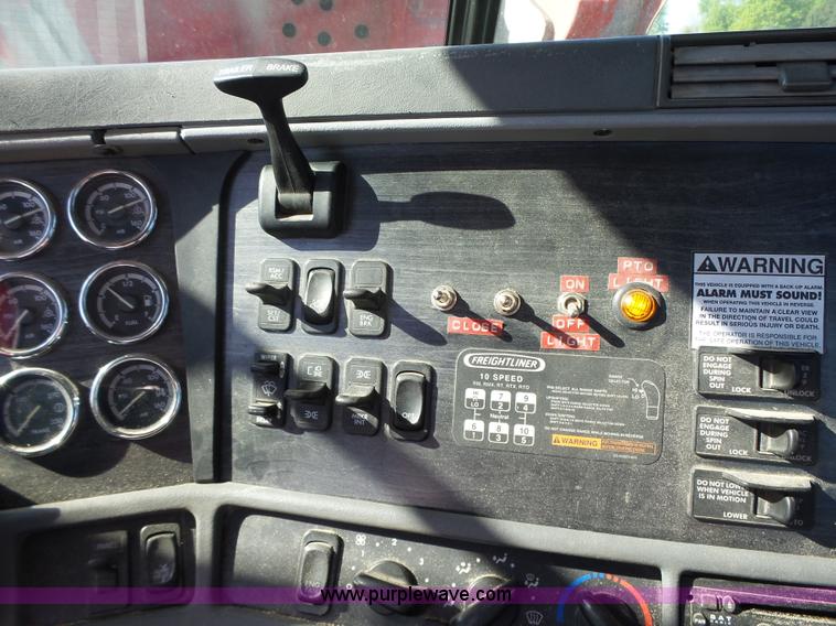 image for item K2247 2007 Freightliner Columbia semi truck